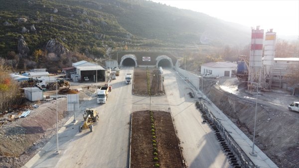 aa-20221221-29799032-29799024-honaz-tunellerinde-sona-yaklasildi-1.jpg
