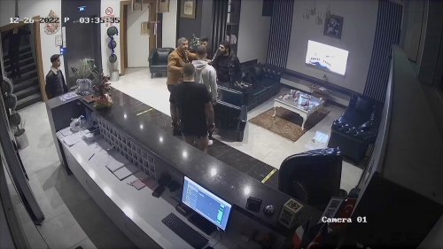 aa-20221228-29855209-29855206-manisada-otel-lobisinde-4-kisinin-yaralandigi-silahli-kavga-guvenlik-kamerasinda.jpg