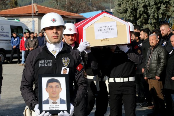 aa-20221231-29879340-29879334-muglada-tarlaya-devrilen-otomobilde-sehit-olan-komiserin-naasi-aydina-ugurlandi.jpg