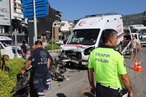 aa-20230728-31791399-31791396-denizlide-hasta-tasiyan-ambulansla-otomobilin-carpismasi-sonucu-4-kisi-yaralandi.jpg