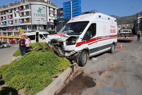 aa-20230728-31791399-31791397-denizlide-hasta-tasiyan-ambulansla-otomobilin-carpismasi-sonucu-4-kisi-yaralandi.jpg