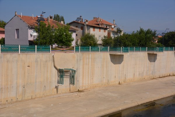 aa-20230828-32014613-32014608-usakta-cay-kenarindaki-seyir-balkonunun-cokmesi-sonucu-2-kisi-yaralandi.jpg