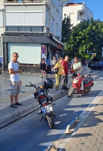 aa-20230906-32089487-32089486-marmariste-motosikletin-devrilmesi-sonucu-2-kisi-yaralandi.jpg