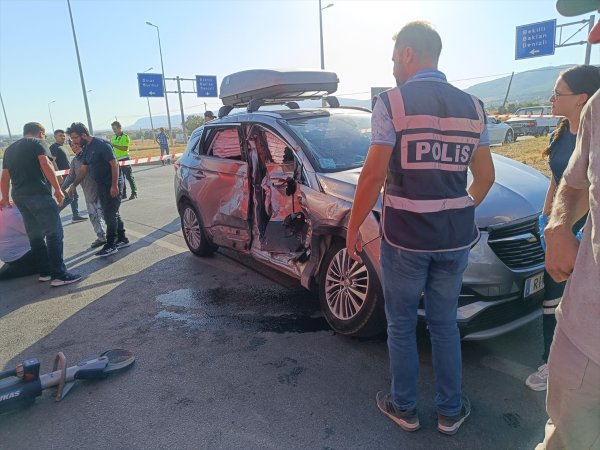 aa-20230922-32218708-32218706-denizlide-ogrenci-servisinin-iki-otomobile-carpmasi-sonucu-3-kisi-yaralandi.jpg