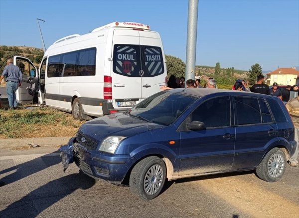 aa-20230922-32218708-32218707-denizlide-ogrenci-servisinin-iki-otomobile-carpmasi-sonucu-3-kisi-yaralandi.jpg