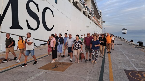 aa-20230925-32238526-32238518-kusadasina-7-kruvaziyerle-8-bin-370-turist-geldi.jpg