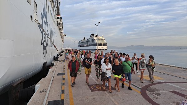 aa-20230925-32238526-32238520-kusadasina-7-kruvaziyerle-8-bin-370-turist-geldi.jpg
