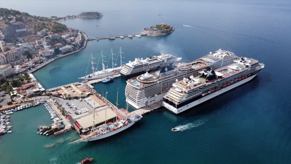 aa-20230925-32238526-32238521-kusadasina-7-kruvaziyerle-8-bin-370-turist-geldi.jpg