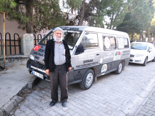 aa-20230928-32259803-32259801-elmaci-dede-suriyedeki-cocuklara-kirtasiye-malzemelerini-ulastirmak-icin-yola-cikti.jpg