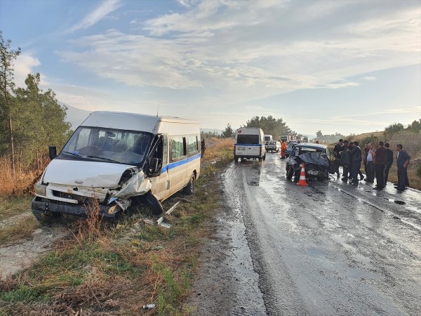 aa-20231102-32618633-32618630-manisada-minibusle-otomobilin-carpismasi-sonucu-7-kisi-yaralandi.jpg