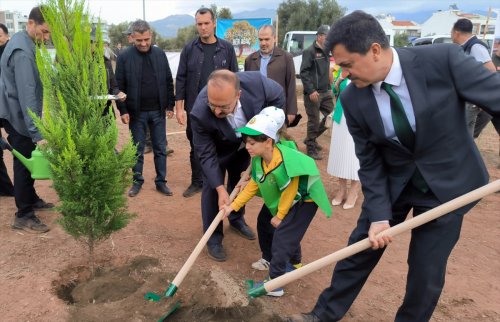 aa-20231111-32809595-32809592-izmir-ve-cevre-illerde-fidanlar-toprakla-bulustu.jpg