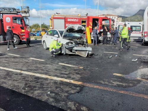 aa-20231123-32999076-32999075-denizlide-turistleri-tasiyan-otobusle-otomobilin-carpismasi-sonucu-20-kisi-yaralandi.jpg
