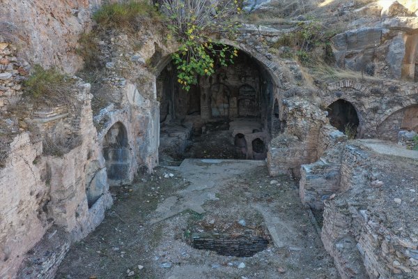 aa-20231130-33064599-33064598-yedi-uyuyanlar-ve-zeus-magaralari-turizme-katki-sagliyor.jpg