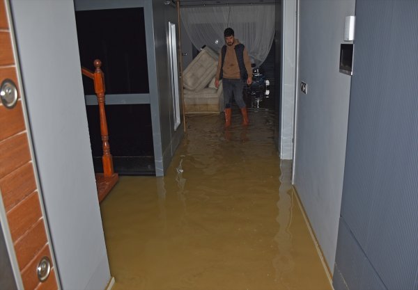 aa-20231130-33066516-33066513-aydinda-saganak-hayati-olumsuz-etkiledi-001.jpg