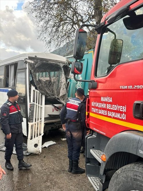 aa-20231216-33199206-33199205-manisada-midibusle-cop-kamyonunun-carpismasi-sonucu-17-kisi-yaralandi.jpg