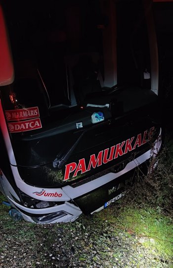 aa-20231222-33253267-33253262-muglada-kayan-yolcu-otobusu-ucurumun-kenarinda-durabildi.jpg