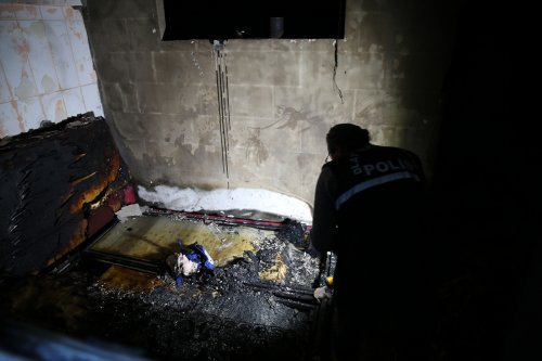 aa-20231227-33290068-33290066-denizlide-bir-evde-cikan-yanginda-bebek-oldu-agabeyi-ile-annesi-yaralandi.jpg