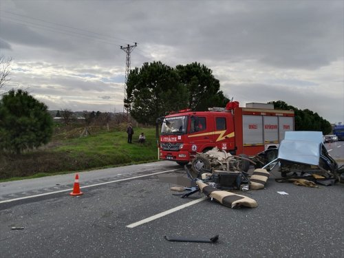 aa-20240121-33492814-33492813-denizlide-aydinlatma-diregine-carpan-otomobildeki-3-kisi-yaralandi.jpg