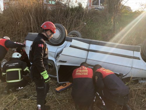 aa-20240125-33525476-33525473-aydinda-tarlaya-devrilen-otomobildeki-3-kisi-yaralandi.jpg