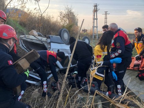 aa-20240125-33525476-33525475-aydinda-tarlaya-devrilen-otomobildeki-3-kisi-yaralandi.jpg
