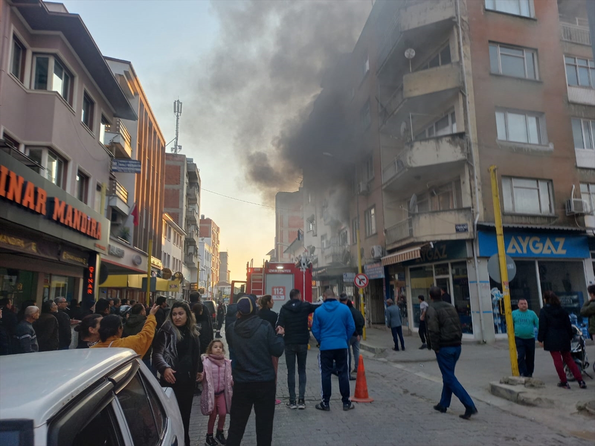 aa-20240203-33602336-33602332-izmirde-bir-apartmanda-cikan-yanginda-3-kisi-dumandan-etkilendi.jpg