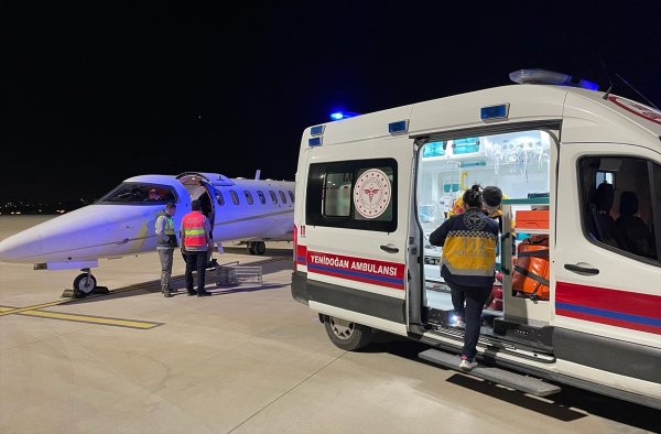 aa-20240207-33640163-33640159-aydinda-iki-hasta-ucak-ambulansla-hastaneye-ulastirildi.jpg