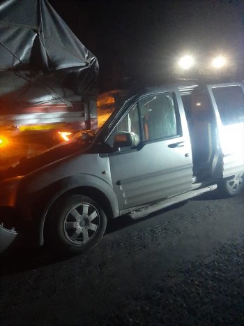 aa-20240208-33646251-33646248-afyonkarahisarda-tira-carpan-hafif-ticari-aracin-surucusu-oldu.jpg