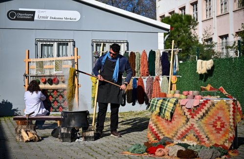 aa-20240211-33675413-33675380-egenin-koklu-el-dokumalari-izmirde-kurulan-merkezde-yasatiliyor.jpg