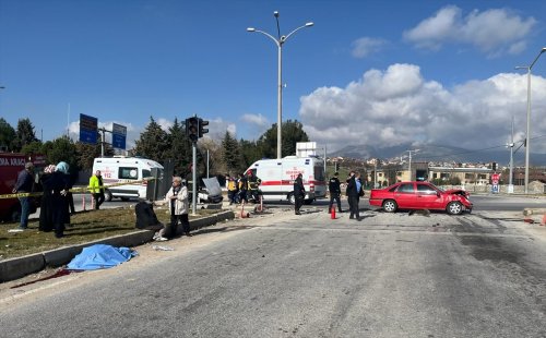aa-20240303-33874428-33874425-kutahyada-iki-otomobilin-carpistigi-kazada-3-kisi-oldu-2-kisi-yaralandi.jpg