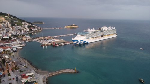 aa-20240303-33875808-33875804-dunyanin-en-buyuk-kruvaziyerlerinden-sun-princess-turkiyeye-ilk-seferini-yapti.jpg