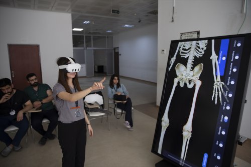 aa-20240407-34207335-34207330-ogrenciler-dijital-kadavra-ile-anatomiyi-sanal-ortamda-ogreniyor.jpg