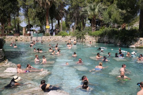 aa-20240411-34246091-34246076-pamukkaleyi-bayram-tatilinin-6-gununde-yaklasik-50-bin-ziyaretci-gezdi.jpg