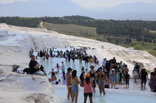 aa-20240411-34246091-34246086-pamukkaleyi-bayram-tatilinin-6-gununde-yaklasik-50-bin-ziyaretci-gezdi.jpg