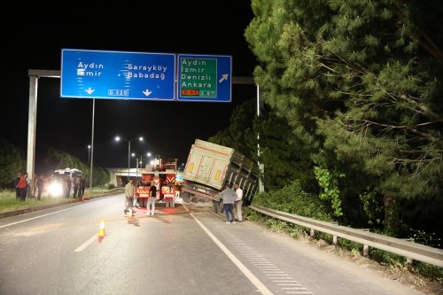 aa-20240413-34256442-34256439-denizlide-tirin-carptigi-otomobildeki-6-kisi-yaralandi.jpg