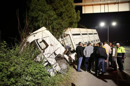 aa-20240413-34256442-34256440-denizlide-tirin-carptigi-otomobildeki-6-kisi-yaralandi.jpg