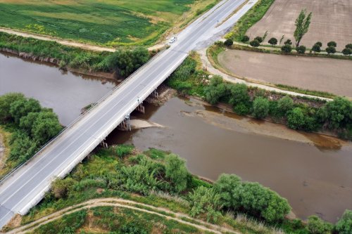 aa-20240422-34339858-34339856-buyuk-menderes-nehrinin-bazi-bolumlerinde-sular-cekildi.jpg