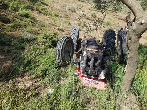 aa-20240430-34417513-34417512-germencikte-devrilen-traktorun-surucusu-yaralandi.jpg