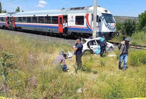 aa-20240508-34502502-34502500-manisada-hemzemin-gecitte-trenin-carptigi-otomobilin-surucusu-oldu.jpg