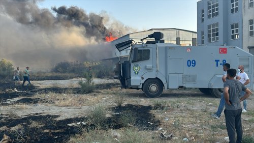 aa-20240622-34945129-34945124-aydinda-otluk-alanda-baslayan-ve-bir-fabrikaya-sicrayan-yangina-mudahale-ediliyor.jpg