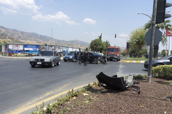 aa-20240723-35213043-35213041-aydinda-hafif-ticari-aracla-otomobilin-carpismasi-sonucu-4-kisi-yaralandi.jpg