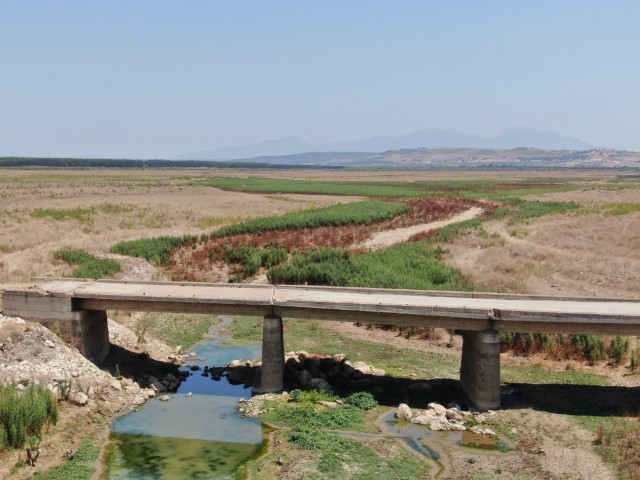 kuraklik-izmiri-vurdu-tahtali-barajinda-su-dip-seviyede-1758876806456.jpg
