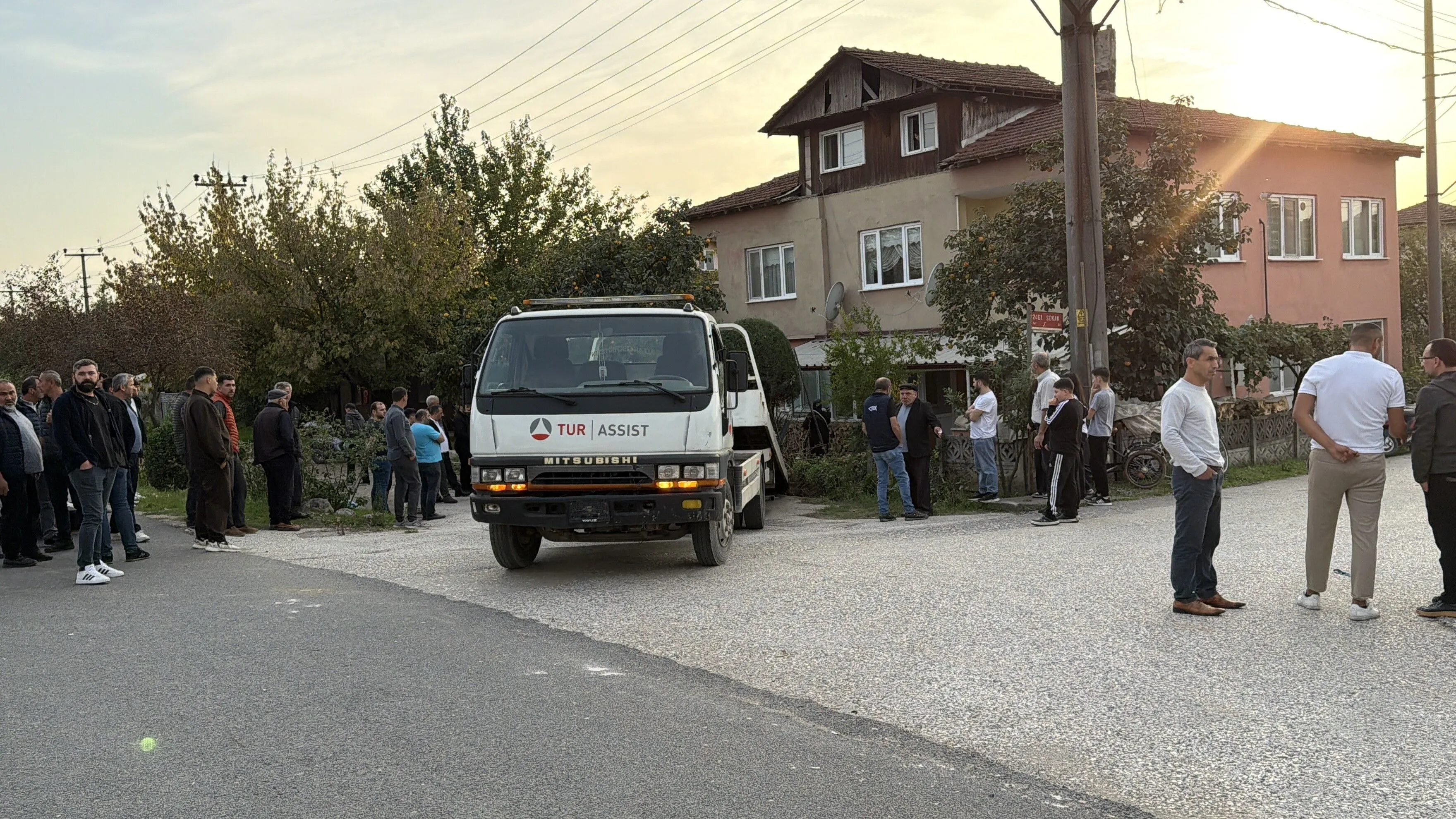kontrolden-cikan-arac-durakta-bekleyen-kadin-ve-cocuga-carpti-6.webp