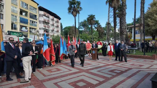 nazillide-cumhuriyet-bayrami-kutlamalari-ataturk-anitinda-basladi-610149-c82583c83f399e772a3d4cc8835295bd.webp