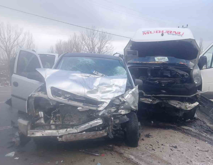 yolcu-minibusu-ile-otomobil-kafa-kafaya-carpisti-1-olu-10-yarali.png