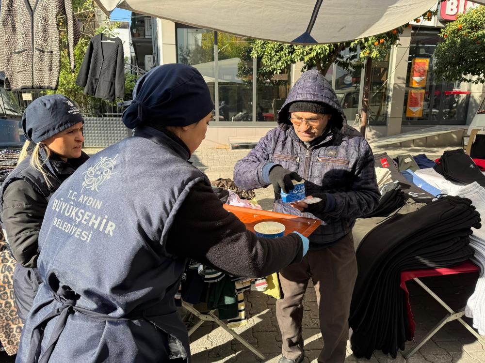 aydinda-pazar-esnafinin-icini-isitan-ikram-vatandaslara-ve-pazarci-esnafina-corba-ve-tavuklu-pilav-ikrami.jpg