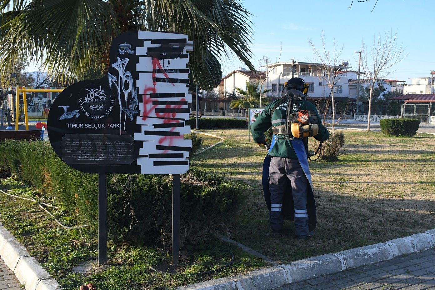 kusadasinda-parklar-bakima-alindi1.jpeg