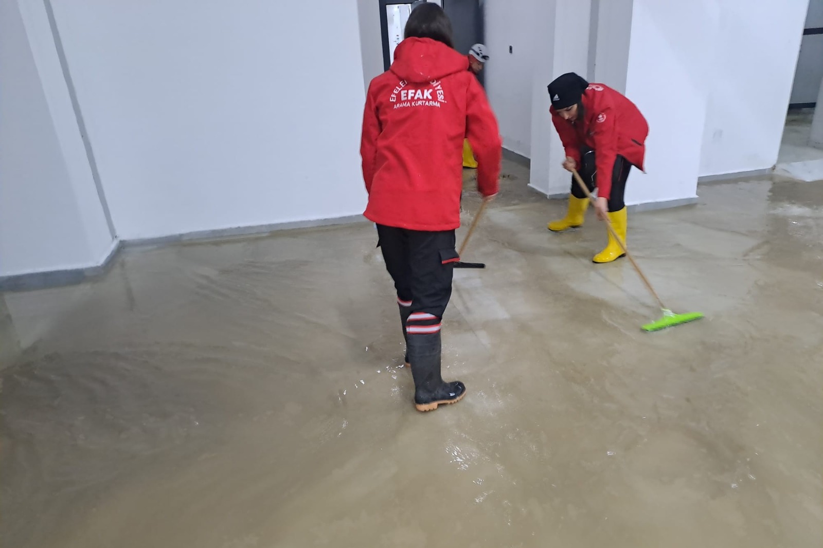 efelerden-sokeye-tam-destek-efak-ekipleri-sokede-gorev-basinda2.jpeg