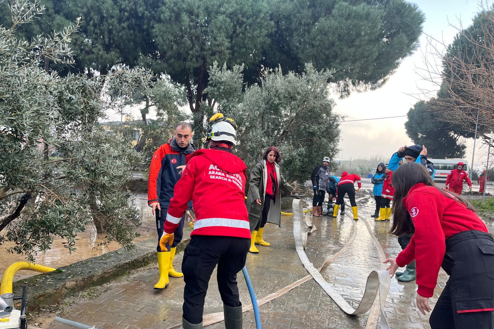 efelerden-sokeye-tam-destek-efak-ekipleri-sokede-gorev-basinda4.jpeg