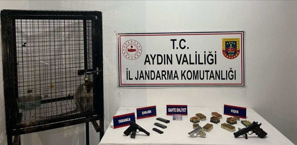 kusadasinda-jandarma-operasyonu-bu-evde-yok-yok-ruhsatsiz-silah-sahte-belge-ve-maymun.jpg