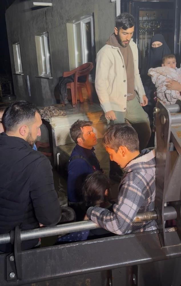 sel-sulari-arasinda-mahsur-kalan-11-kisilik-aile-kurtarildi.jpg